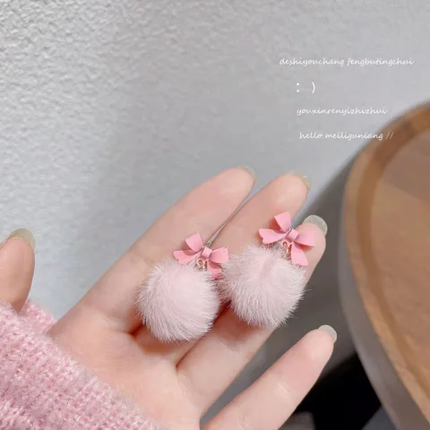 Серьги-гвоздики с пушистыми шариками