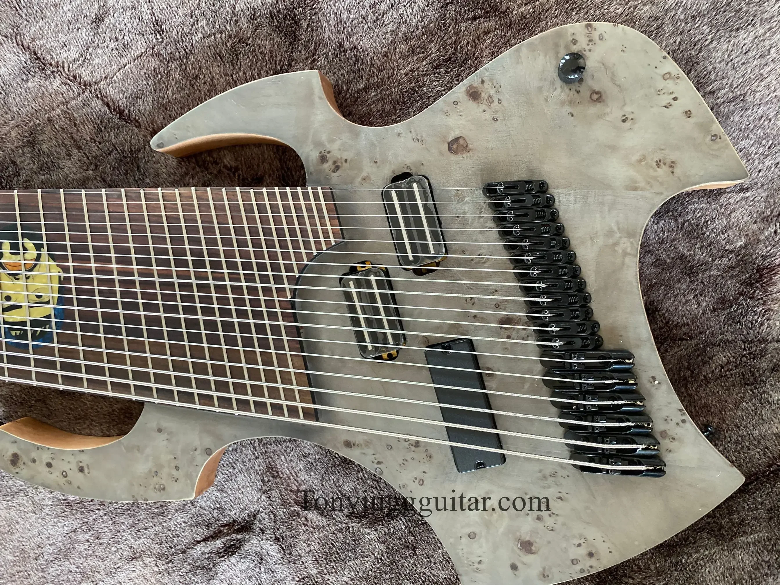 

Пользовательский магазин 18-струнная пользовательская электрическая гитара со встроенными басами и гитарой, Узорчатая вставка