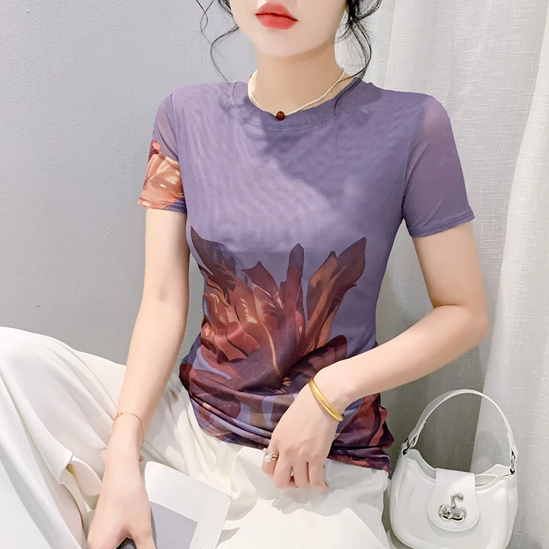Женская футболка с круглым вырезом коротким рукавом и принтом в виде листьев