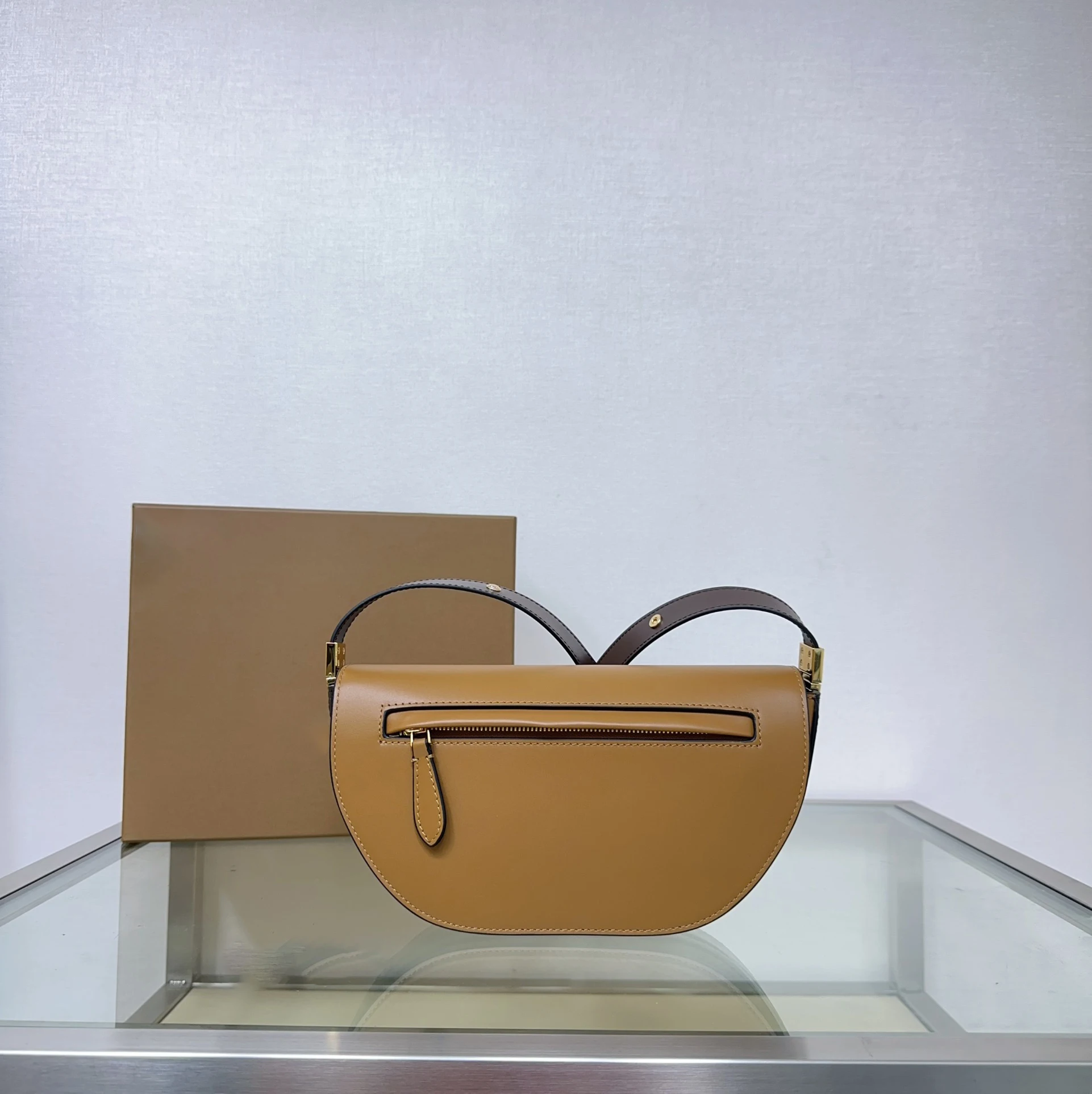 Современная минималистичная сумочка с регулируемым ремешком элегантным и