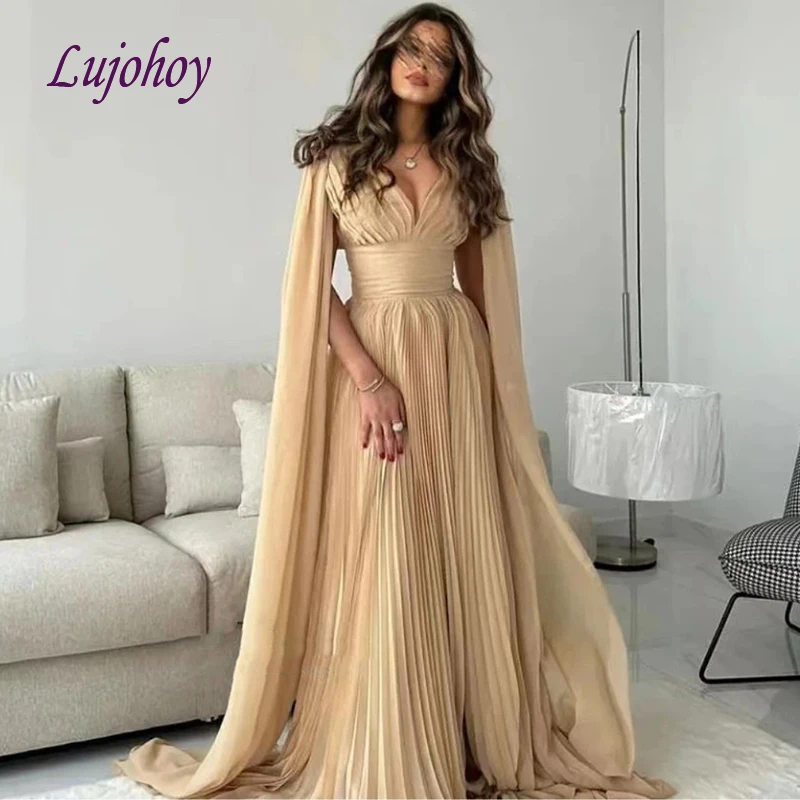 

Женское длинное вечернее платье цвета шампанского