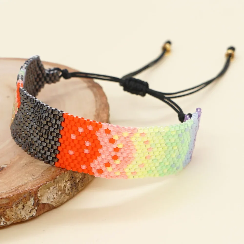 Регулируемый браслет ручной вязки с градиентом и бусинами в форме сердца