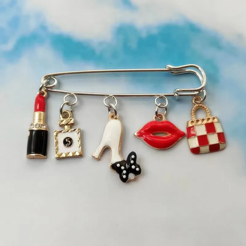 Эмалированная брошь на каблуке цвет в ассортименте