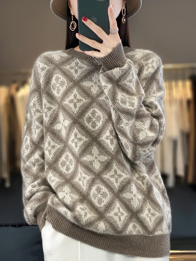 Женский вязаный свитер с круглым вырезом