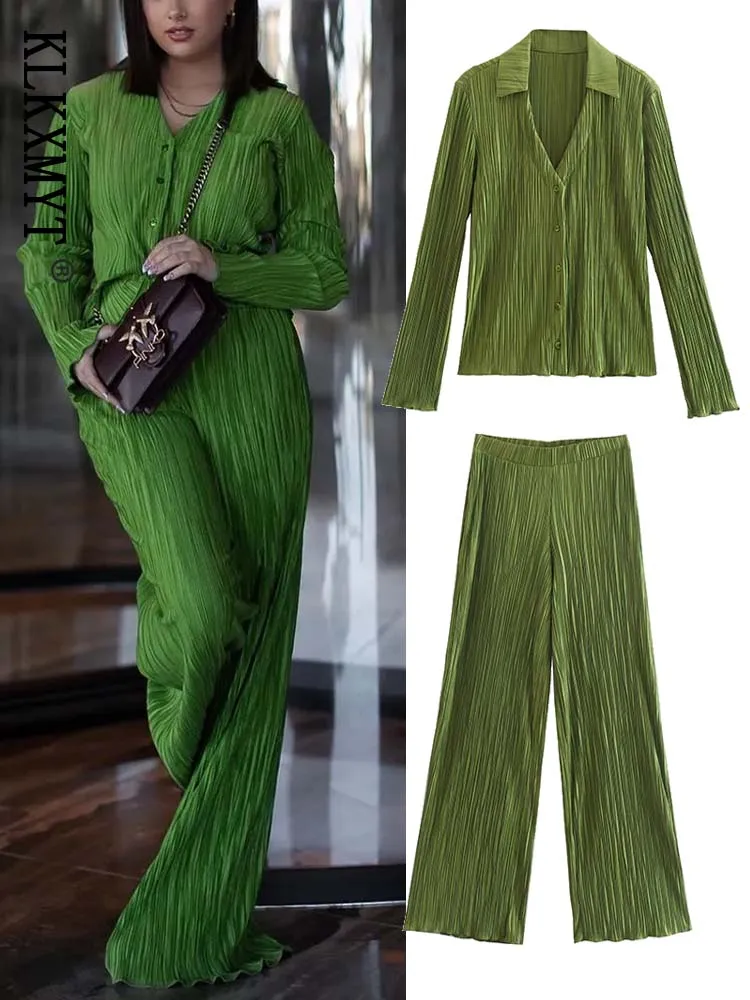 

Женский костюм-двойка из атласной блузки и брюк