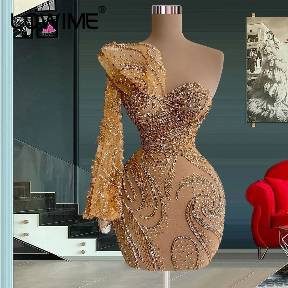 

Женское короткое платье на одно плечо, с бусинами