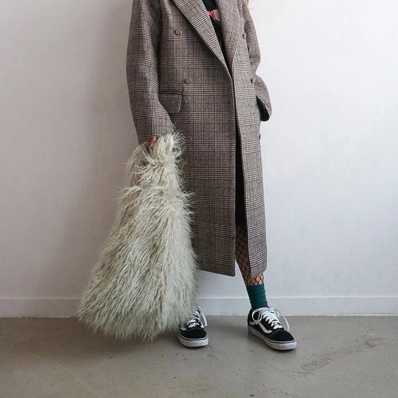 

New Ladies Portable Plush Bag Large Capacity Faux Fur Ladies Imitation Beach Wool Plush Bag Casual Designer Fashion Travel Bags