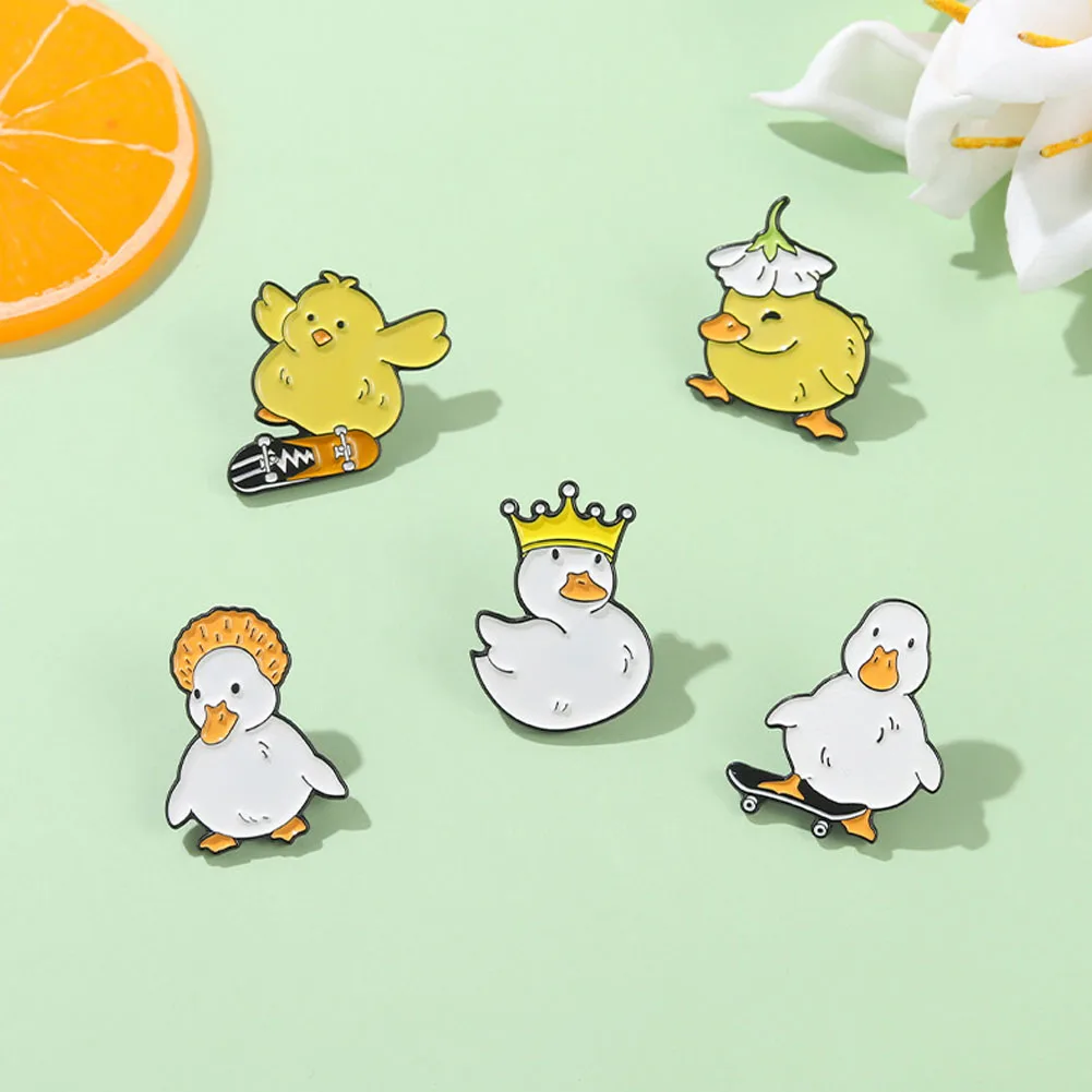 

Custom Yellow White Duck Chick Enamel Pin Headworn Crown Skateboard Animal Badge Funny Brooches Metal Lapel Clothes Jewelry Gift