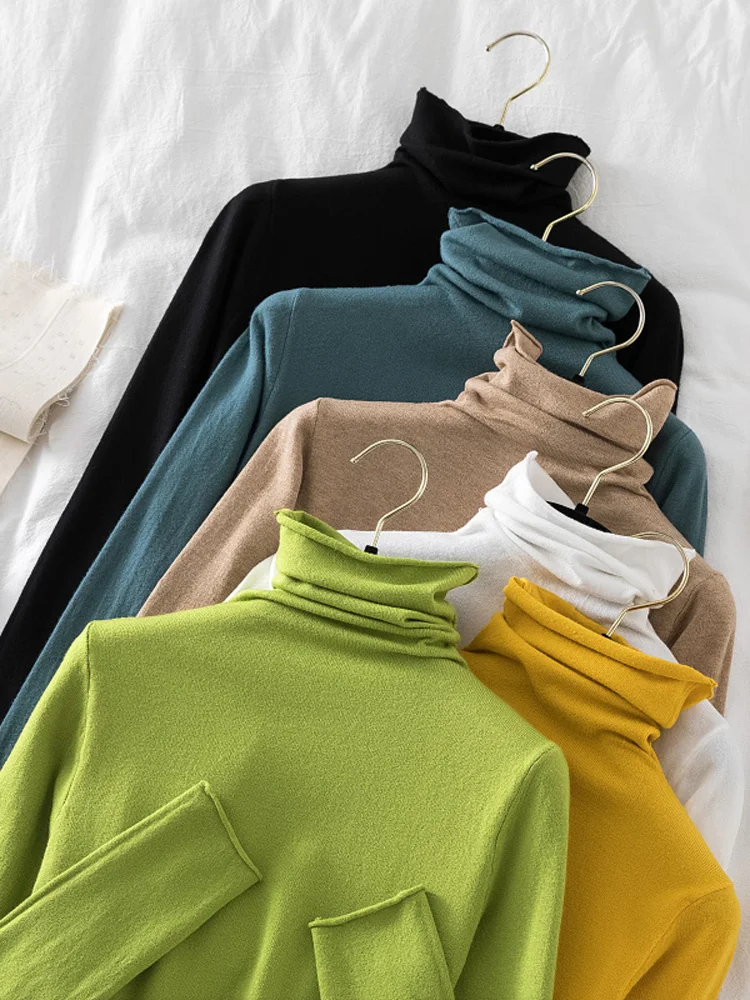 Женский трикотажный свитер с высоким воротником