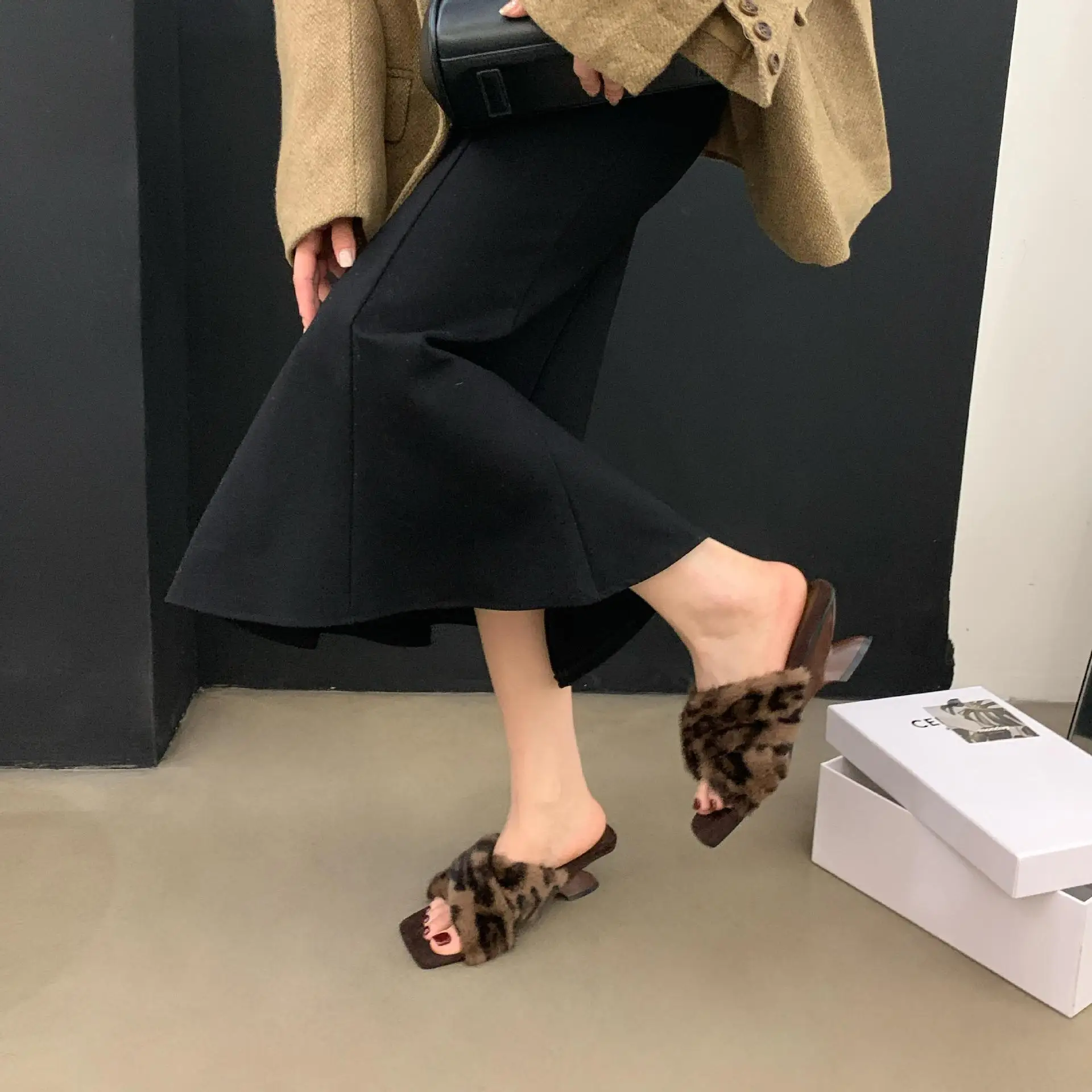 Леопардовая обувь плюшевые тапочки для взрослых из флока женские шлепанцы с