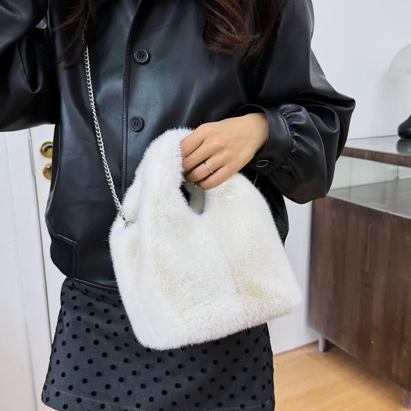 Autumn and Winter New High-end Portable Small Bag Korean Version of Women's Oblique Span Chain Plush Versatile Commuter