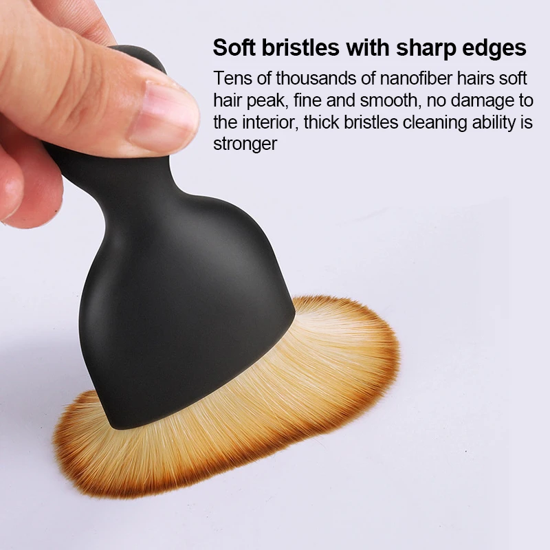 Щетка из мягкой щетины для чистки салона автомобиля