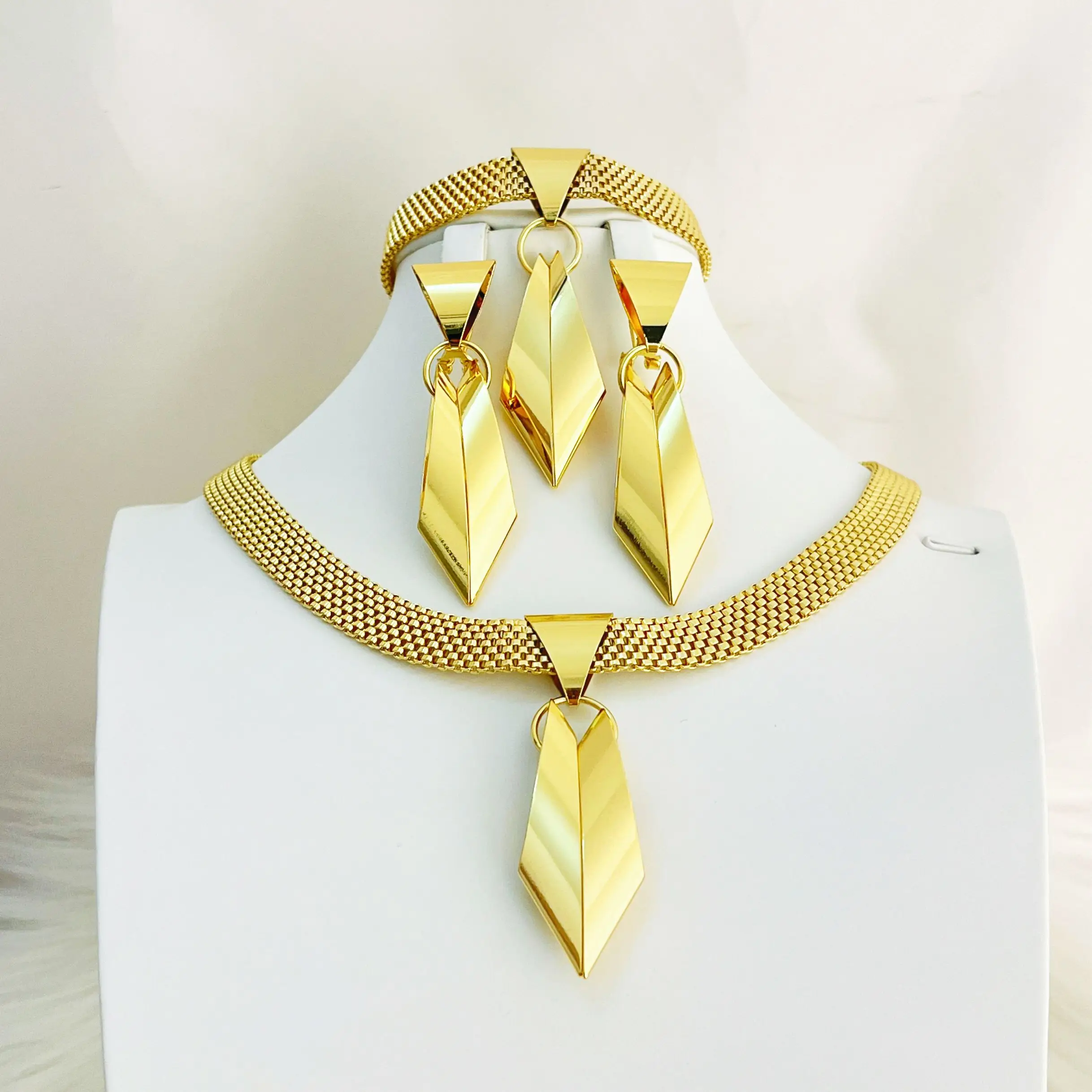 Gold Colour Plated Necklace Earring Set Beautiful Fashion Trend Sweet Romantic Party Wedding