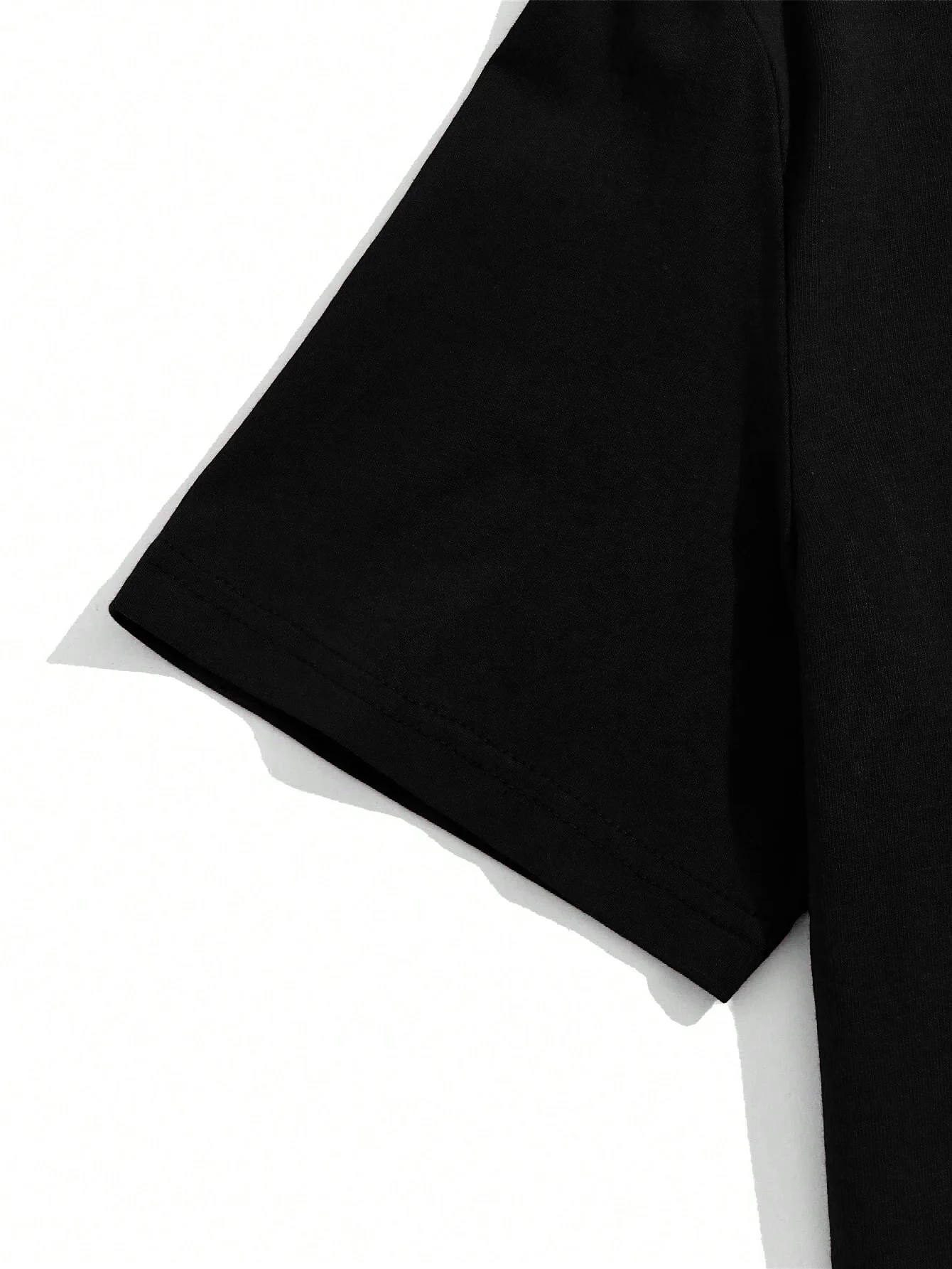 Красивая девушка которая любит скейтбординга красочный эффект теней уличный