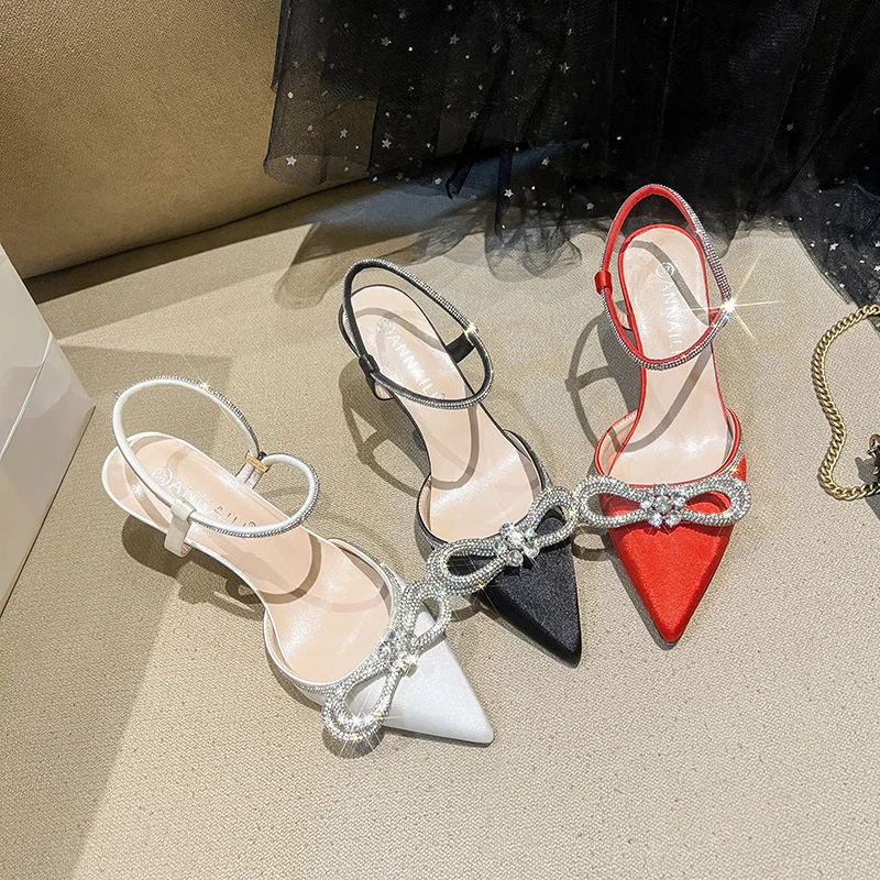 

Туфли-лодочки женские с острым носком и ремешком на щиколотке