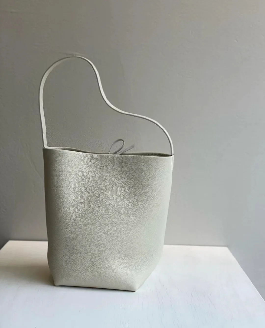 2023 New Explosive Large-capacity Bucket Bag Premium Sense Niche Casual Commuter Portable One-shoulder Tote Bag Women's Bag