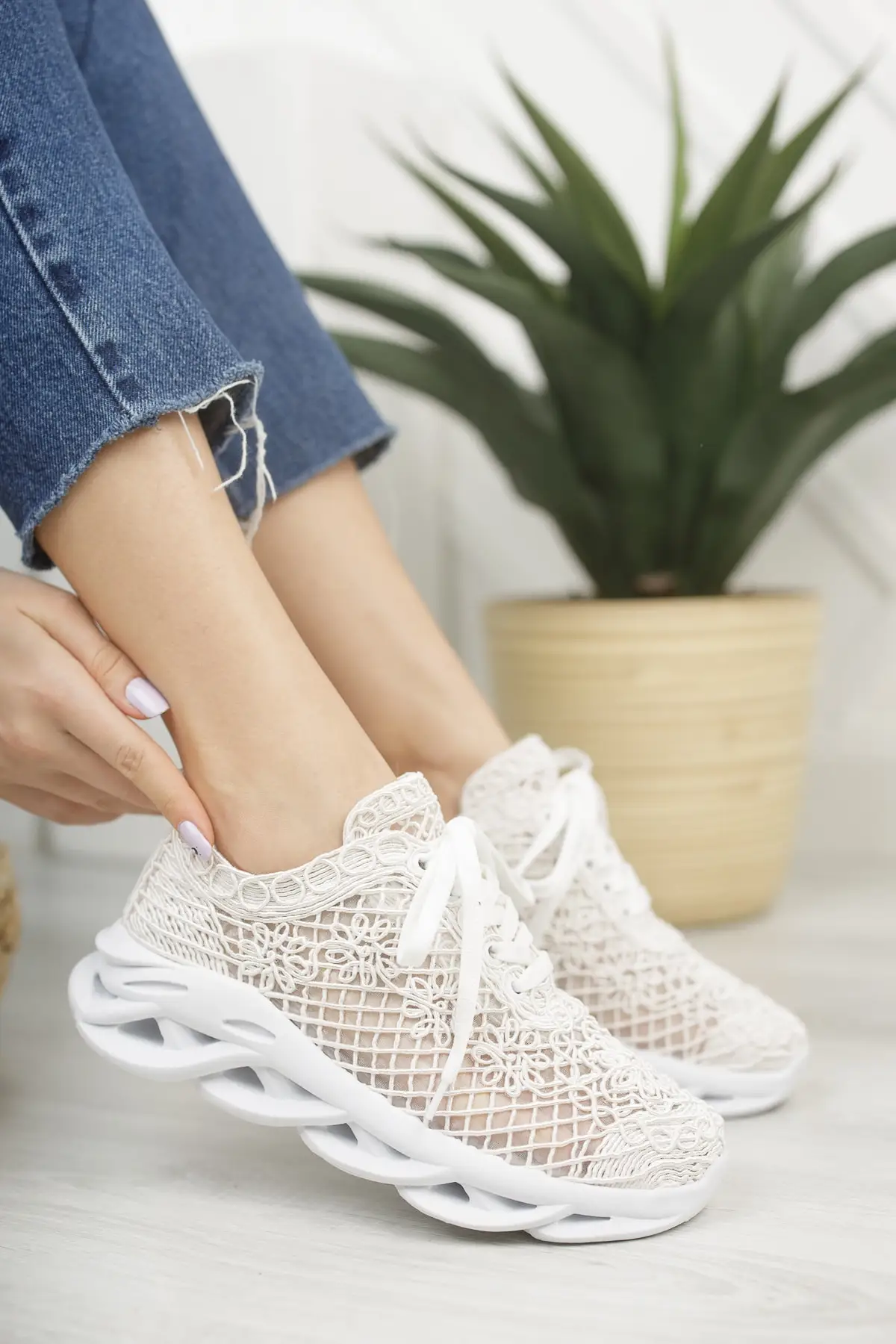 

Men Sport Footwear Wo's White Ruched Lace Sneaker Md -- Breathable Sneakers Lightweight Trainers Vulcanize Shoes Comfort Cool