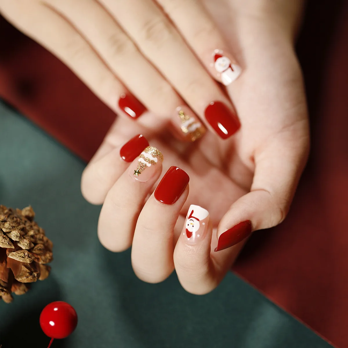 

24Pcs Christmas Red False Nails With Glue Fashion Manicure Artificial Glitter Shiny Blingbling Nail Art Snowflake Fake Nails