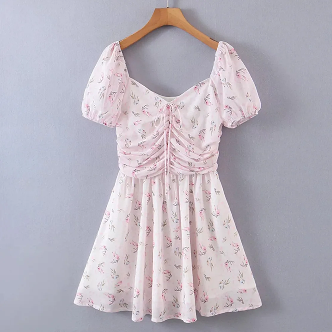 

Женское мини-платье в стиле бохо, с квадратным вырезом и цветочным принтом