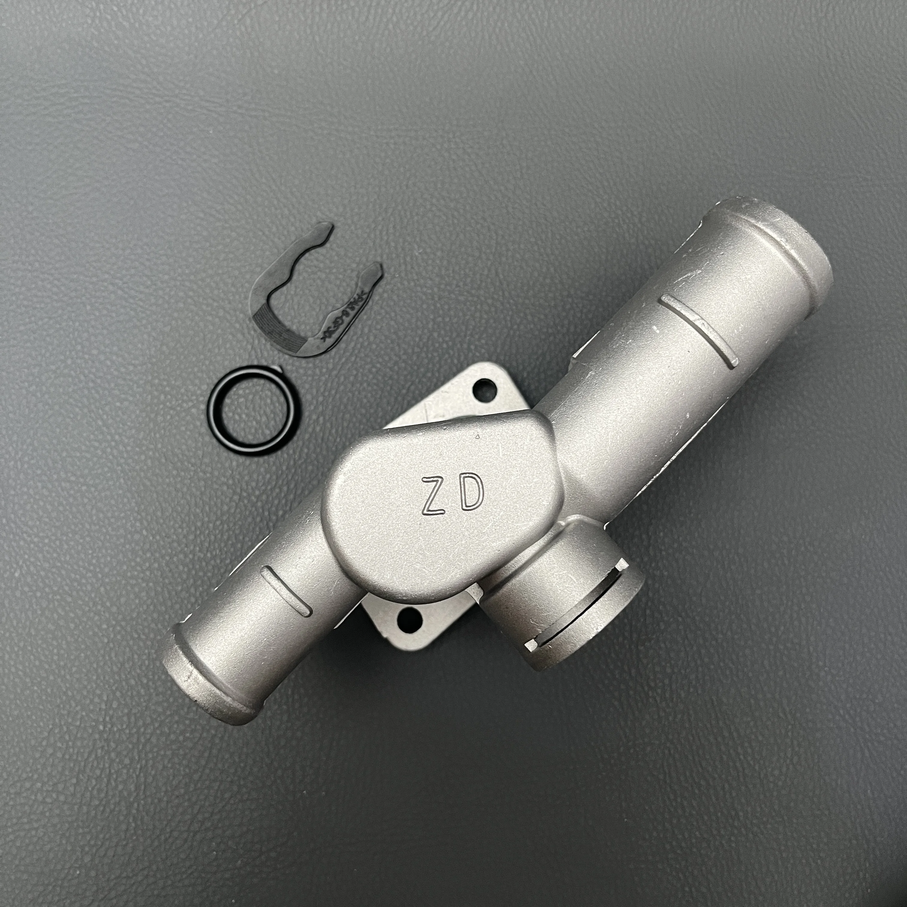 

Алюминиевый охлаждающий шланг с тройным соединением для водопровода 06A121133 для VW Bora POLO 1,6 T Touran Skoda Octavia 2,0 T 06A 121 133