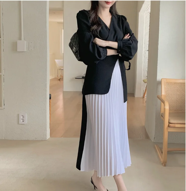 

Женское плиссированное платье с V-образным вырезом и поясом