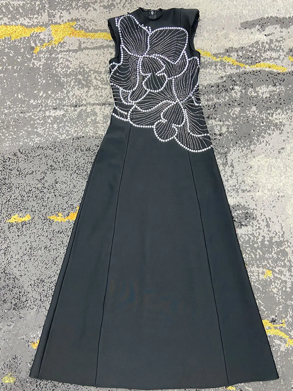 Женское длинное платье-трапеция без рукавов с круглым вырезом