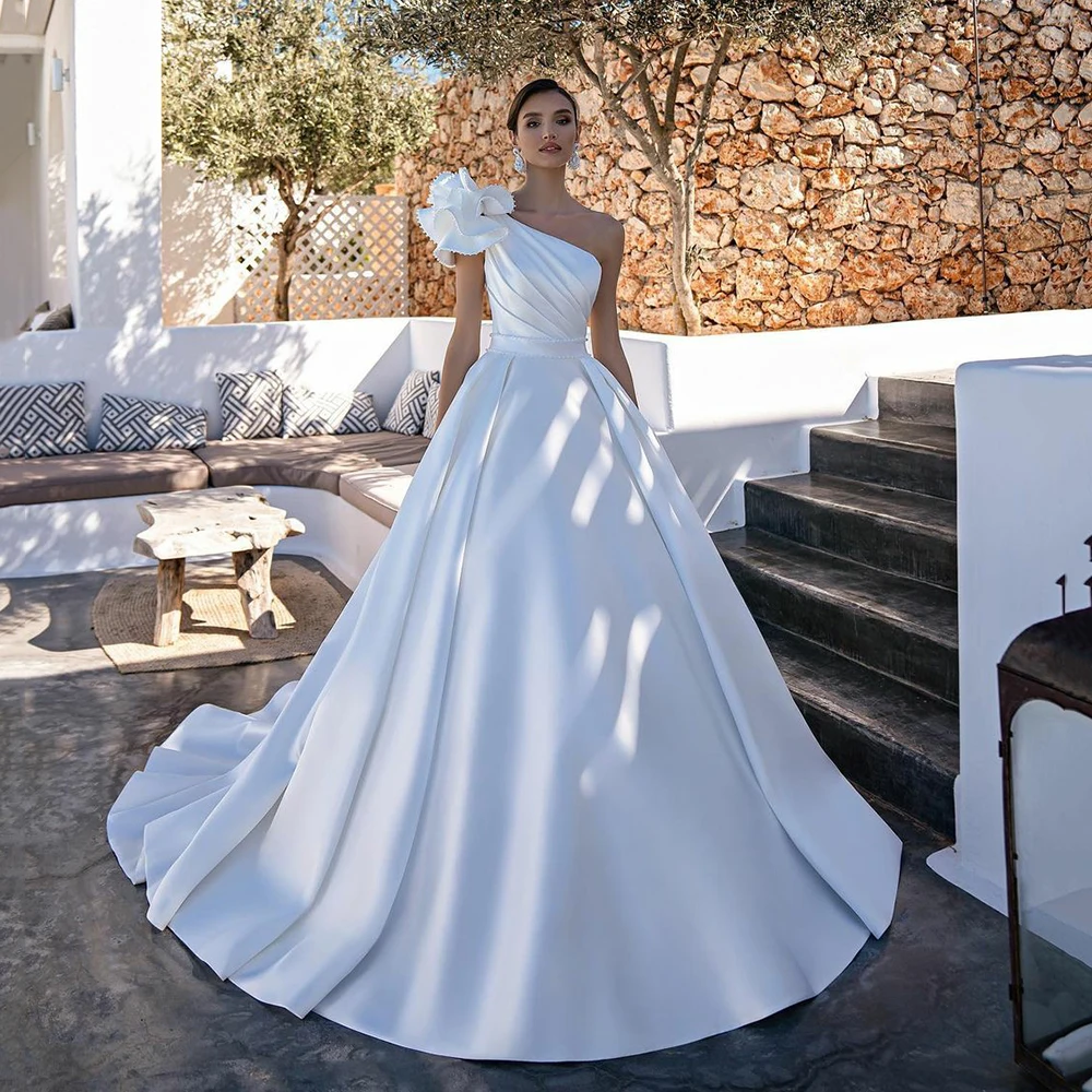

Simple One Shoulder Flower Sleeveless Wedding Dress For Bride Pleated Court Train Ball Gown Robe De Mariée
