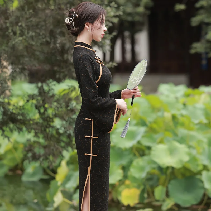 Черное китайское женское платье-Ципао с воротником-стойкой и расклешенными