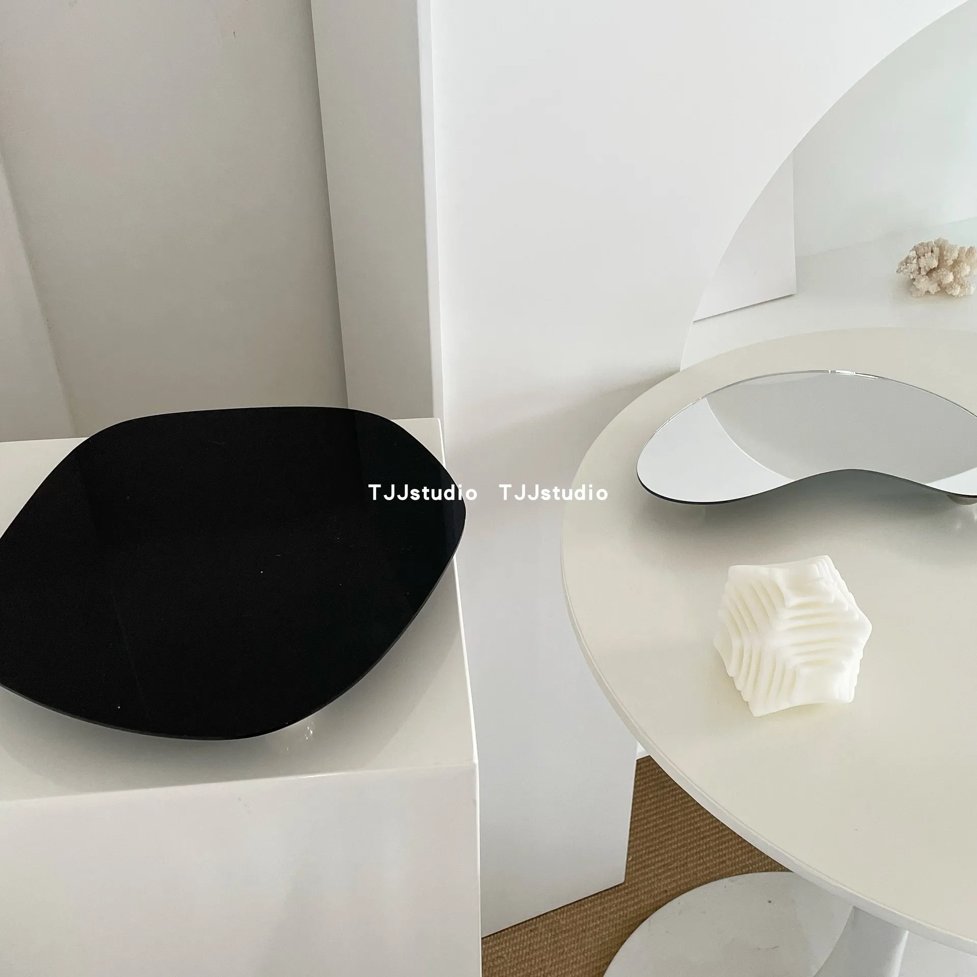 Акриловое зеркало-поднос неправильной геометрической формы стильное украшение