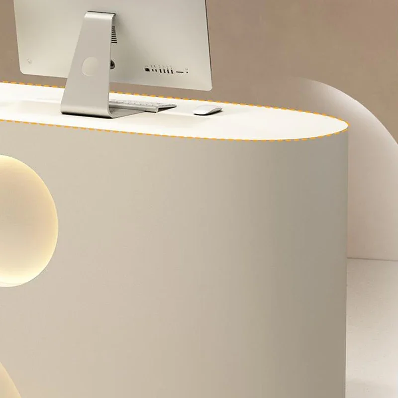 Освещенные угловые стойки регистрации в скандинавском стиле маленькие