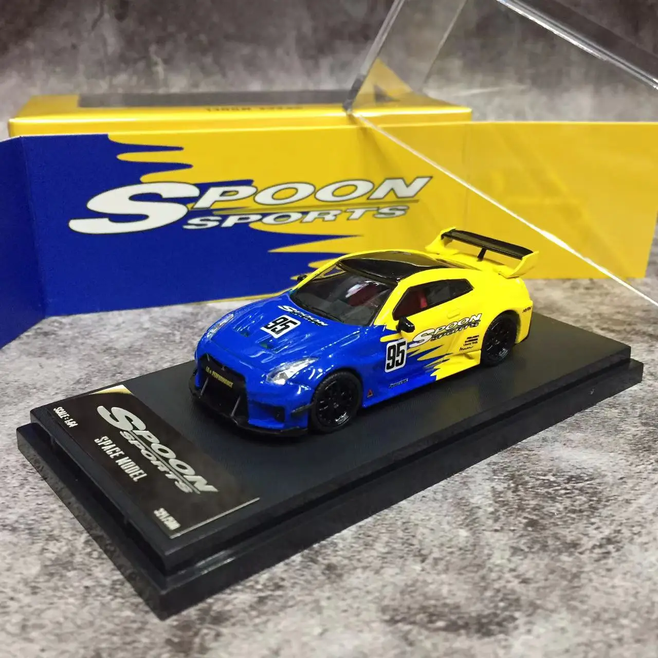 

Модель автомобиля Space 1:64 модель автомобиля Niss R35 GTR литье под давлением-ложка № 95