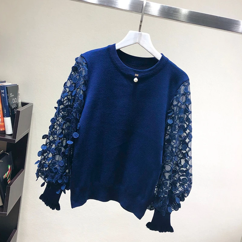 Женский трикотажный свитер с длинным кружевным рукавом и круглым вырезом |