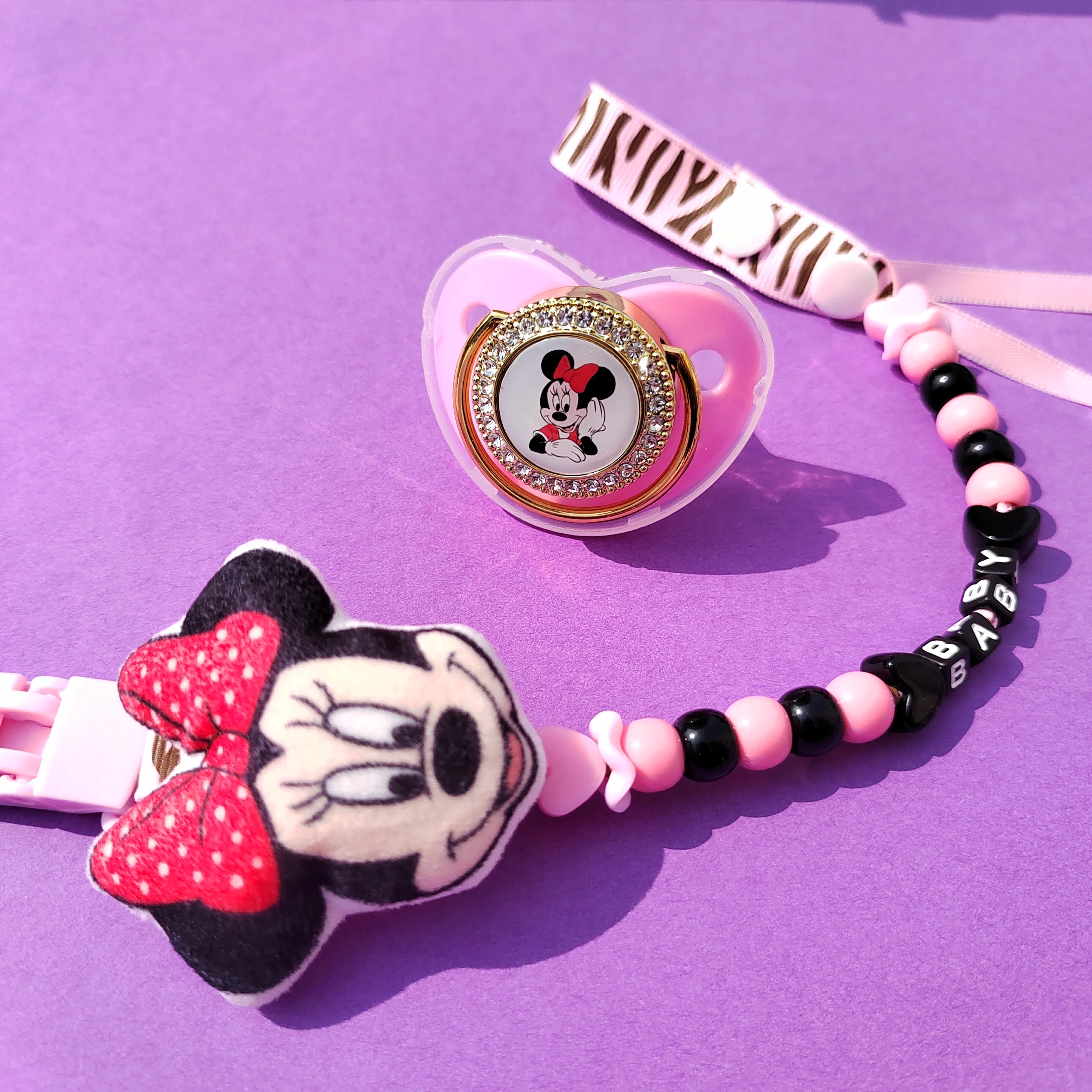 

26 English Letter Write Baby Name Hand Sewing Dummy Clip Chain Holder with Dust Nippler Cover and Leashes for Lollipops Toys