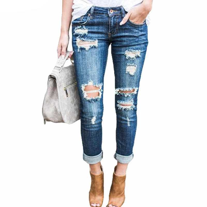 Девушка в драных джинсах. Джинсы с дырками. Без рваных джинсов. Дырявые джинсы. Девушка в рваных джинсах без лица.