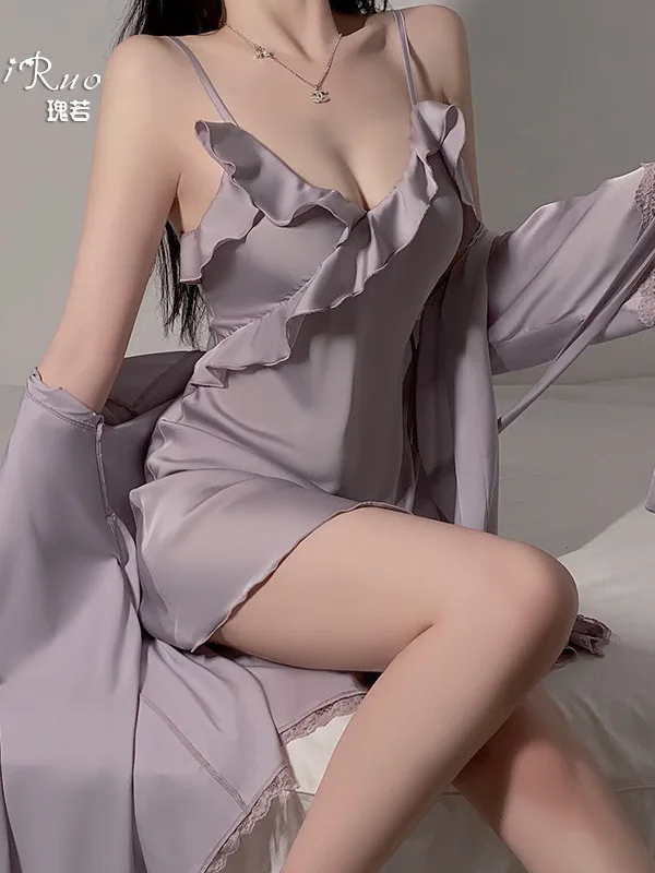 Женское шелковое платье на бретельках однотонное элегантное с V-образным вырезом