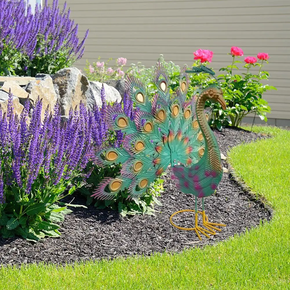 Рисунок 4 - Привлекательная статуя павлина