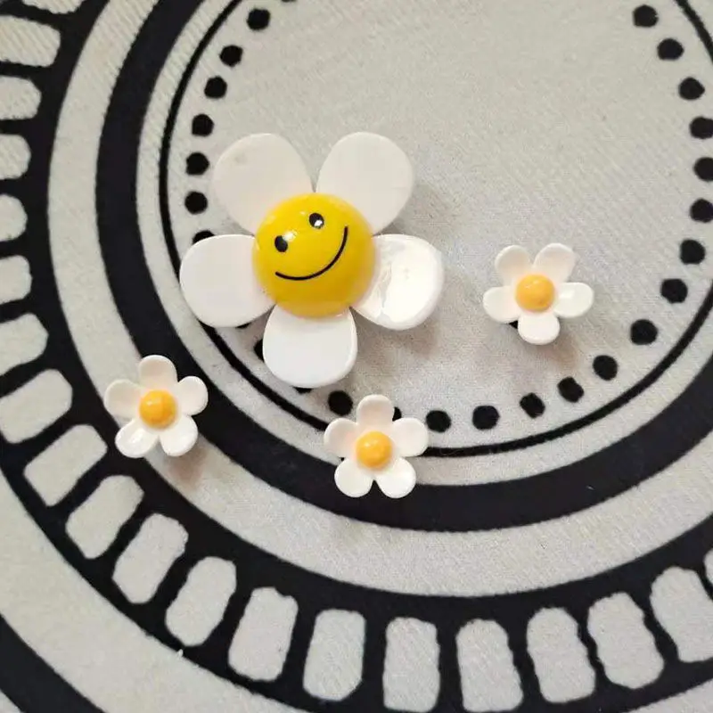 Аксессуары для подвесок с улыбающимся лицом цветок Кроксы трехмерная фотография