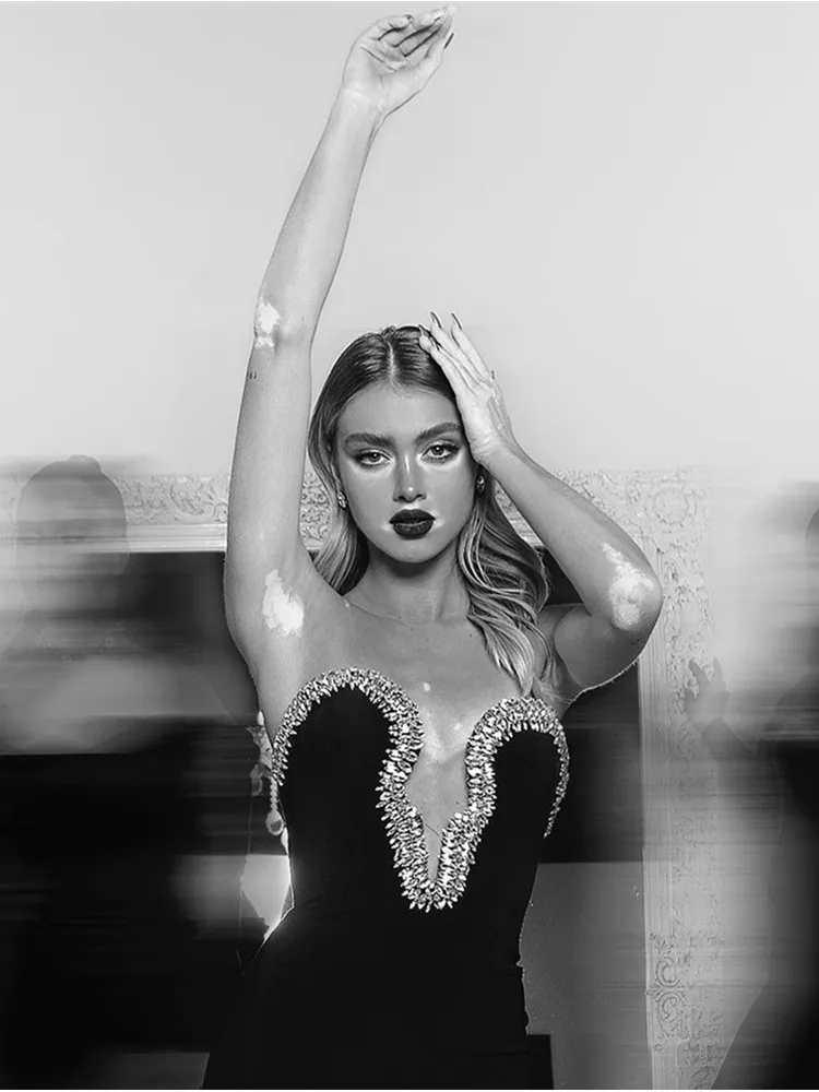 Женское длинное платье из вискозы облегающее без бретелек с открытыми плечами в