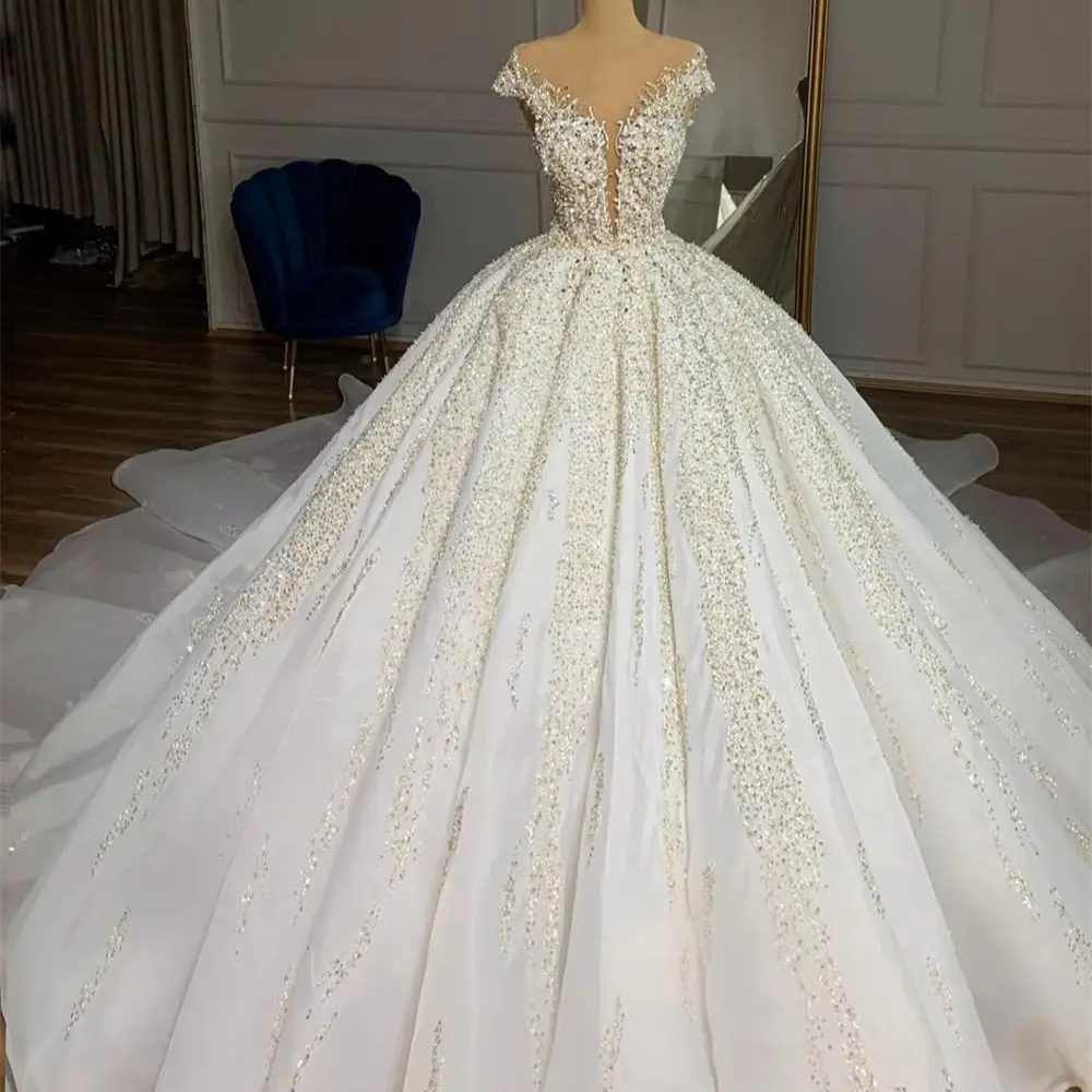 Женское свадебное платье со шлейфом сдержанное бальное с прозрачной горловиной