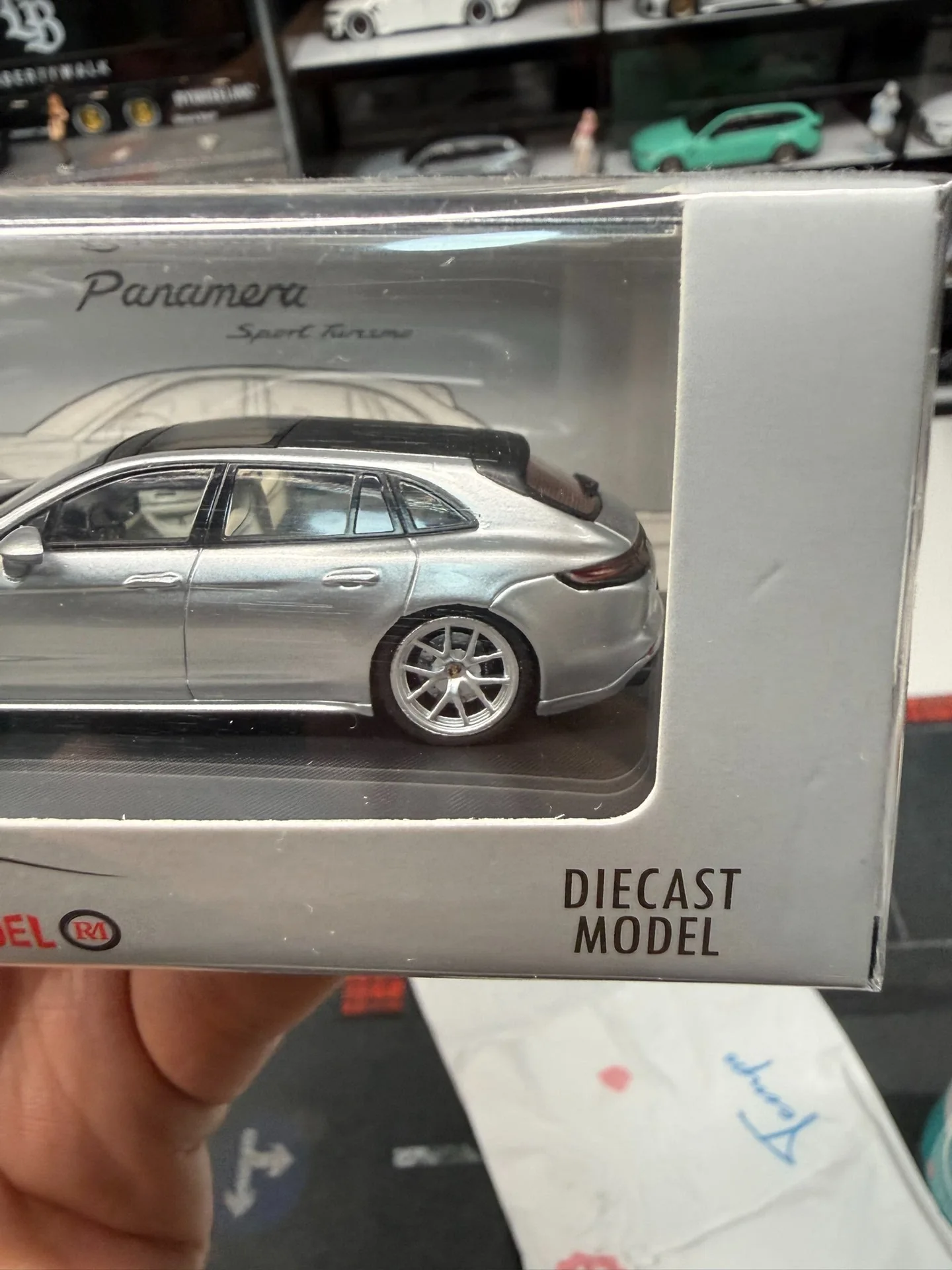 Фото Модель автомобиля Porsche Panamera Touring Edition из литого металла, масштаб 1:64, серебристого цвета. №3