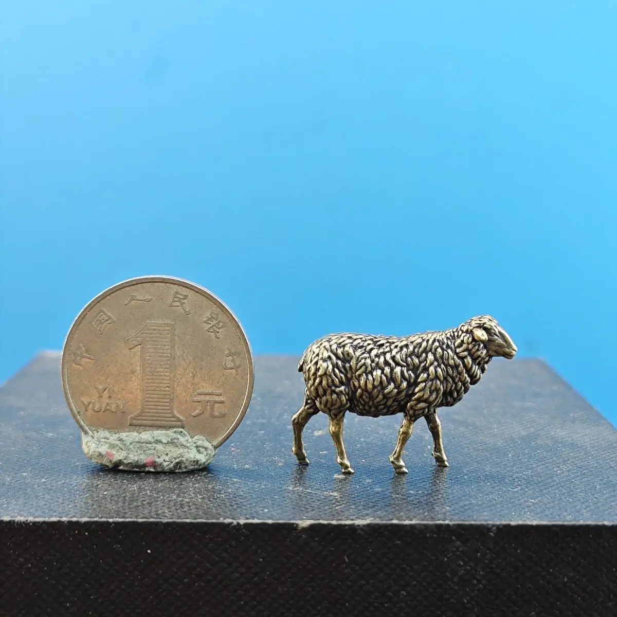 

Миниатюрная модель ягненка из меди