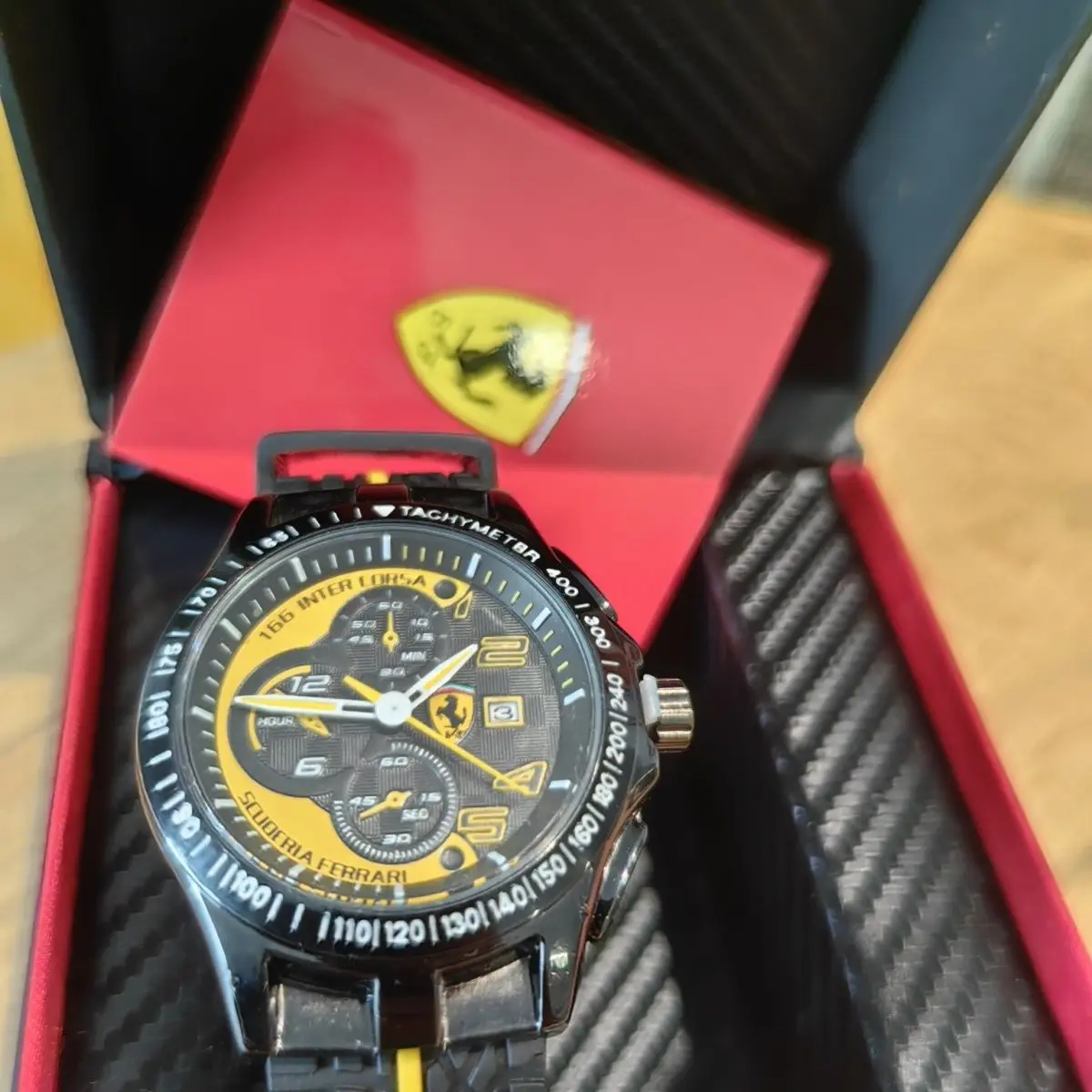 Рисунок 4 - Роскошные часы Ferrari