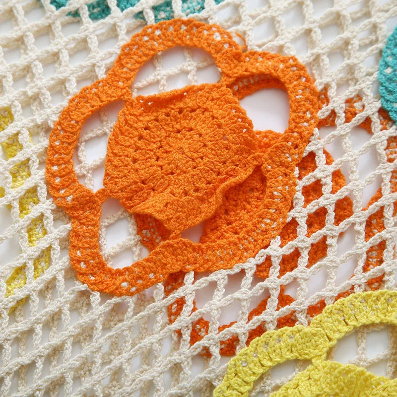 Женское короткое платье с коротким рукавом и вышивкой круглым вырезом