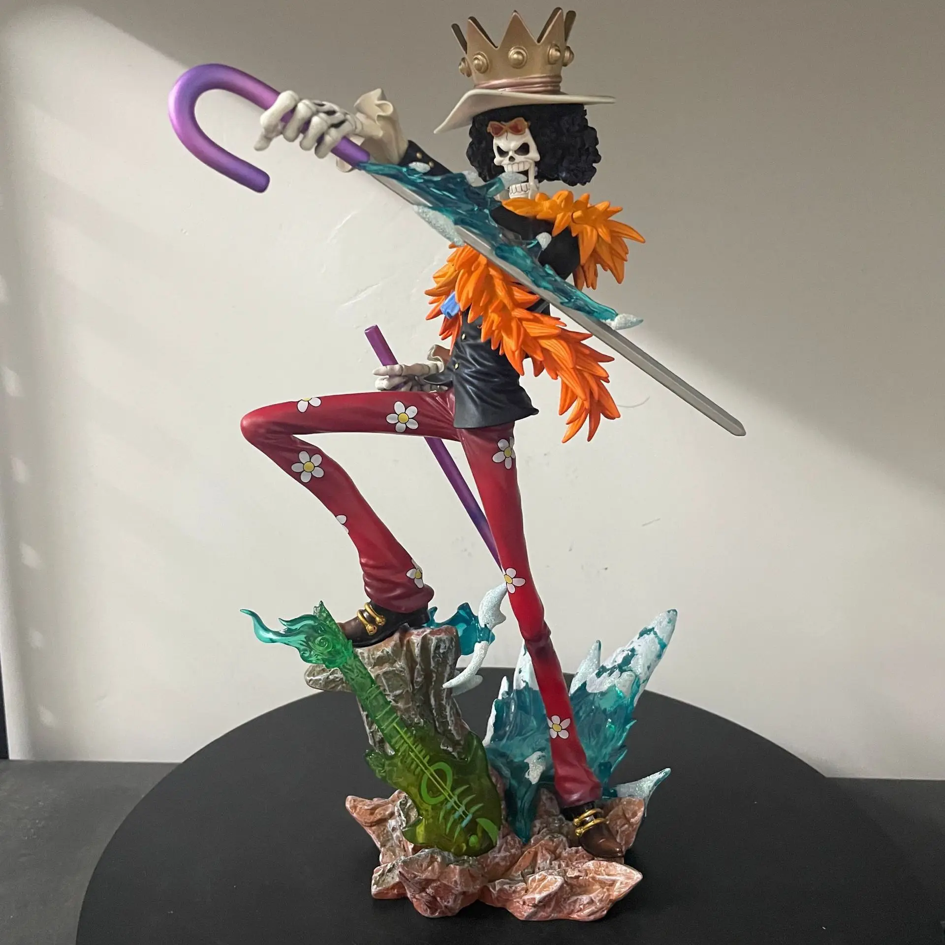 Фото Фигурка ONE PIECE: Брюк (Король душ) в соломенной шляпе, анимационный сувенир, популярная фигурка LX, сцена битвы, высота 33 см №3