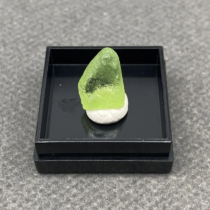 100% натуральный оливин с острыми колонками, образцы минералов, камни и кристаллы + размер коробки: 27*25 мм