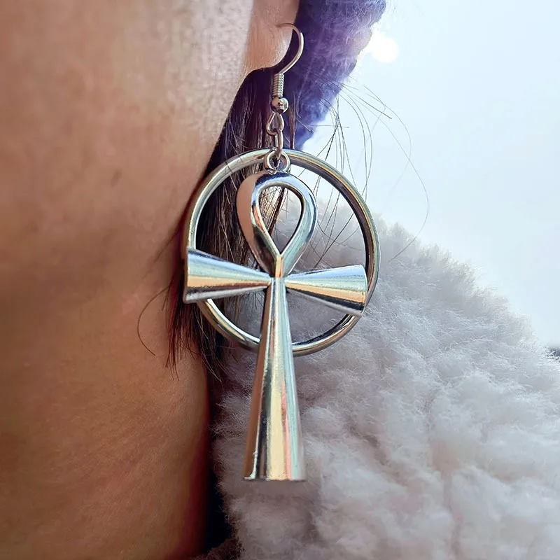 Женские серьги-капельки в готическом стиле серебристого цвета |