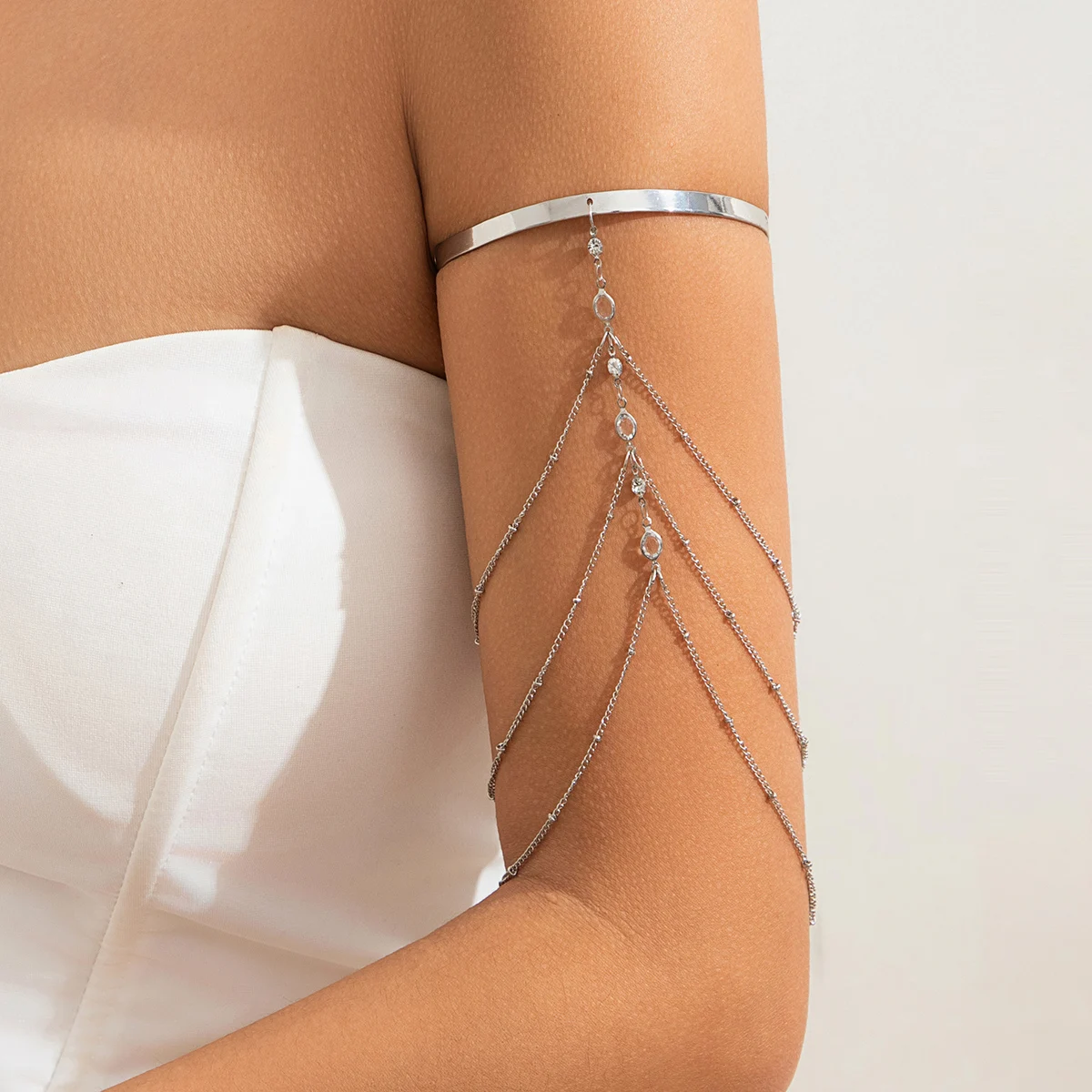 Женская повязка на руку с кисточками в богемном стиле