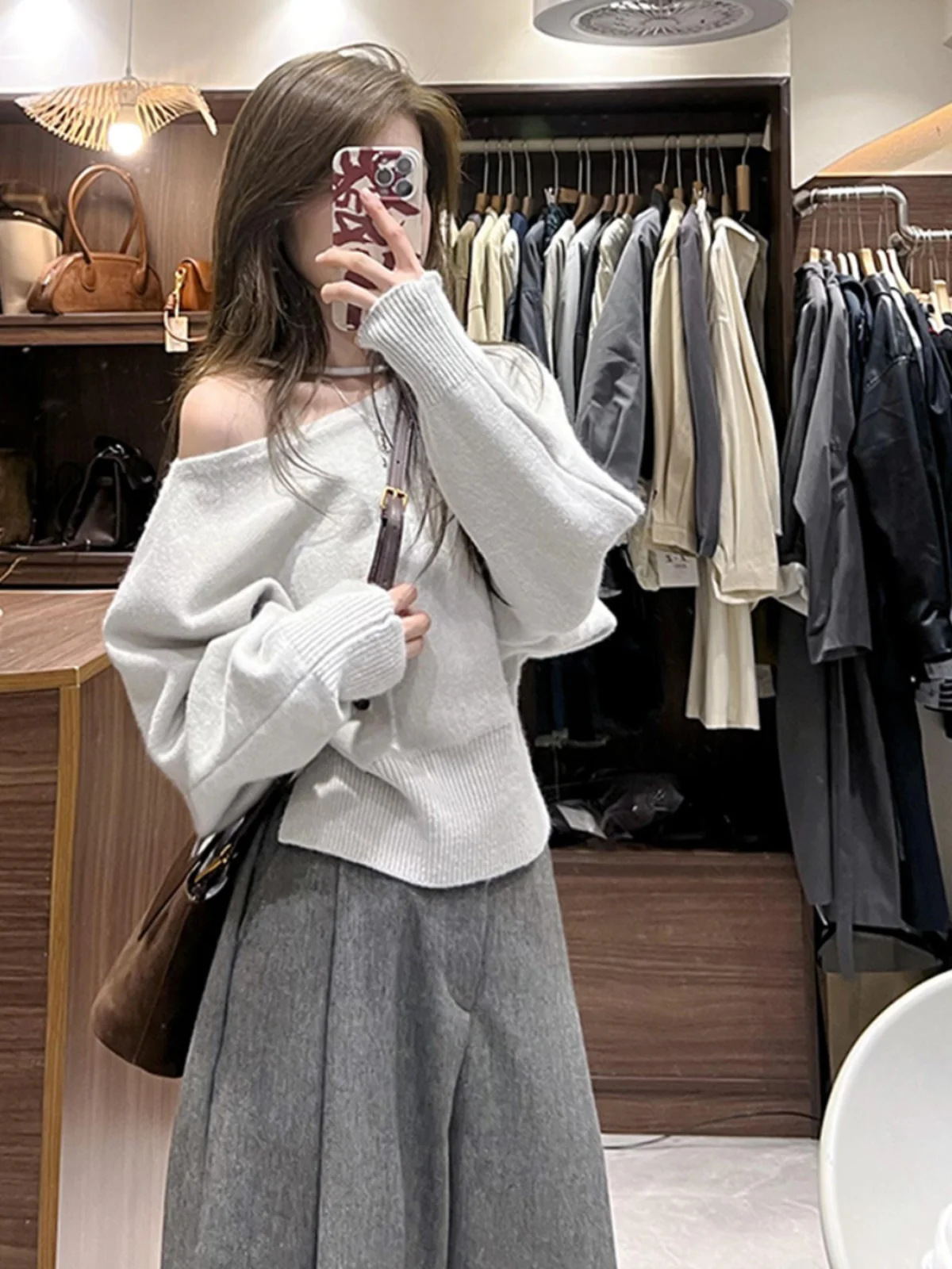 Белый вязаный свитер с открытыми плечами и наклонными плечами. Женский 2024.