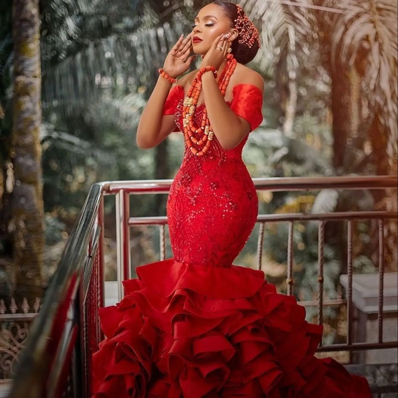 

Платье для выпускного вечера с юбкой-годе и открытыми плечами