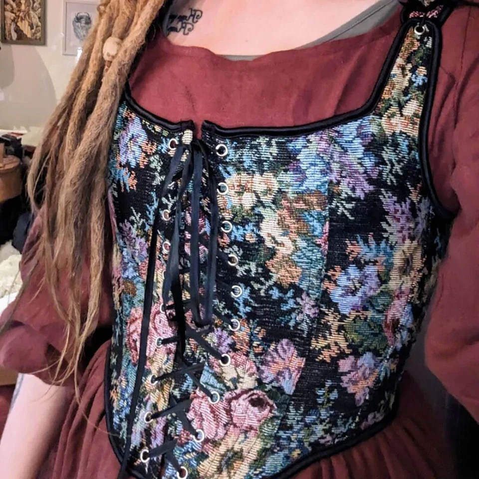 Женский корсет на шнуровке